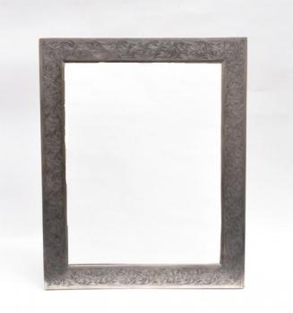 Zrcadlo ve stříbrném rámu